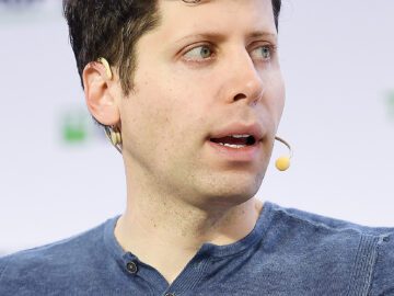 सैम अल्टमैन के अनुसार एआई का भविष्य: विकास में महंगा और उपयोगकर्ताओं के लिए सस्ता