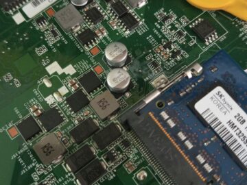 RAM और ROM के बीच अंतर समझाइए